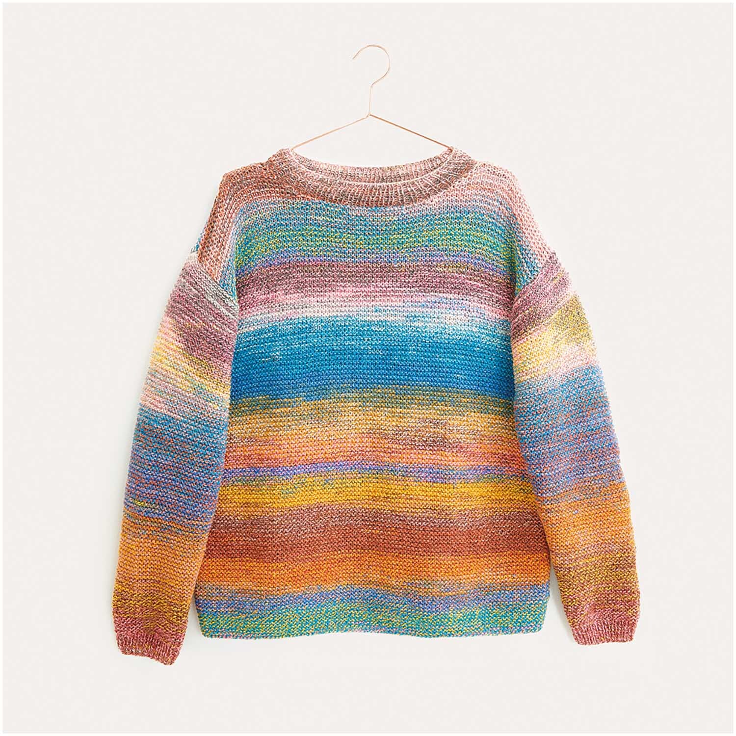 Bunt gestreifter Pullover aus dem Strickset "Modell 15" von Chic Unique dk Special. Der Pullover zeigt horizontale Streifen in Blau, Orange, Grün und Rosa. Ideal für kreative Strickprojekte.