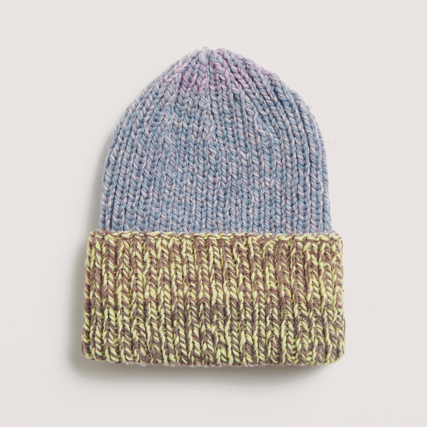 Die Neue Masche No. 14 Winter von idee. Creativmarkt Creative Chic-Unique Mütze in Blau und Gelb. Handgestrickt, weiches Material, ideal für kalte Tage.