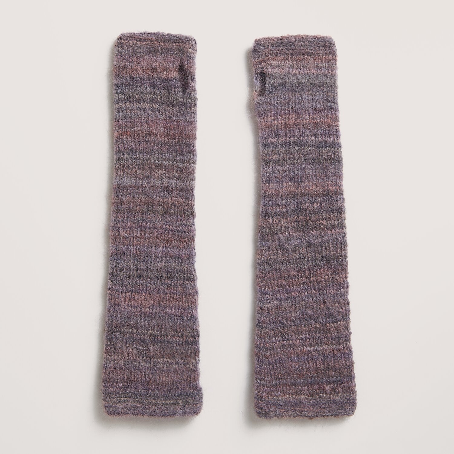 Made by Me No. 21 Herbst-Winter Sprachauswahl deutsch von Rico Design Strickset Armwärmer Modell 03 in Smokey Purple, aus Made by Me No. 21, Herbst-Winter Kollektion.