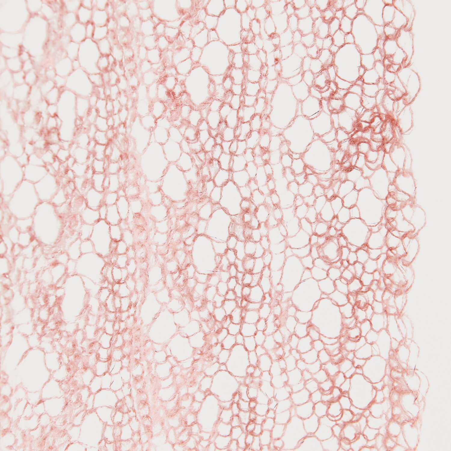 Essentials Super Kid Mohair Loves Silk Glamorous Glitter, zartes Strickmuster in Beere, ideal für elegante Herbstprojekte.