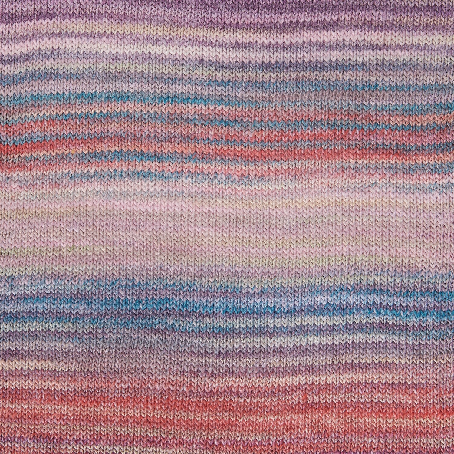 Creative Melange aran Wonderball, gestricktes Muster in Mauve-Efeu mit sanften Farbverläufen.
