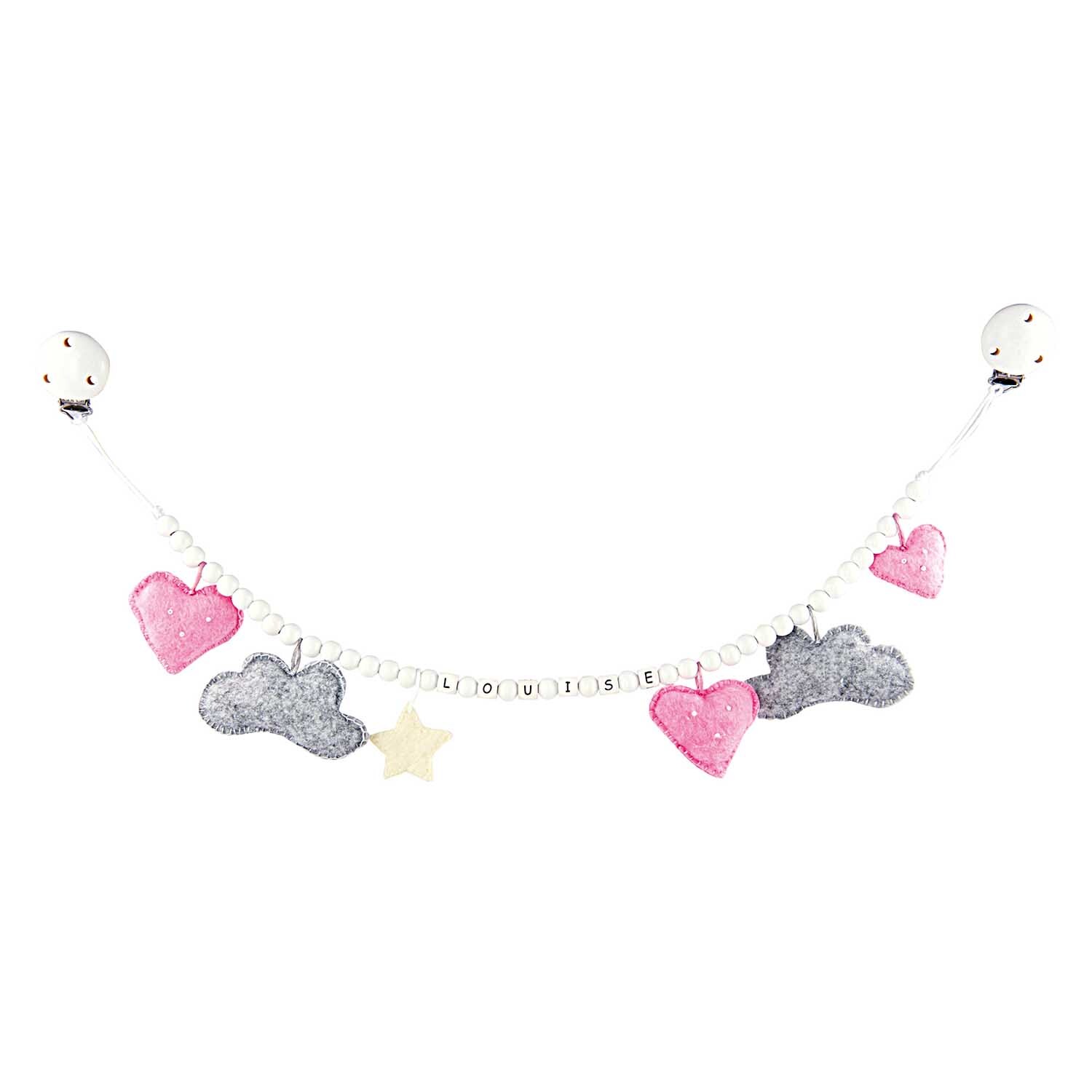 Buchstaben Würfel von Rico Design: Eine Girlande mit rosa Herzen, grauen Wolken und einem gelben Stern. Ideal für Kinderzimmerdekoration.