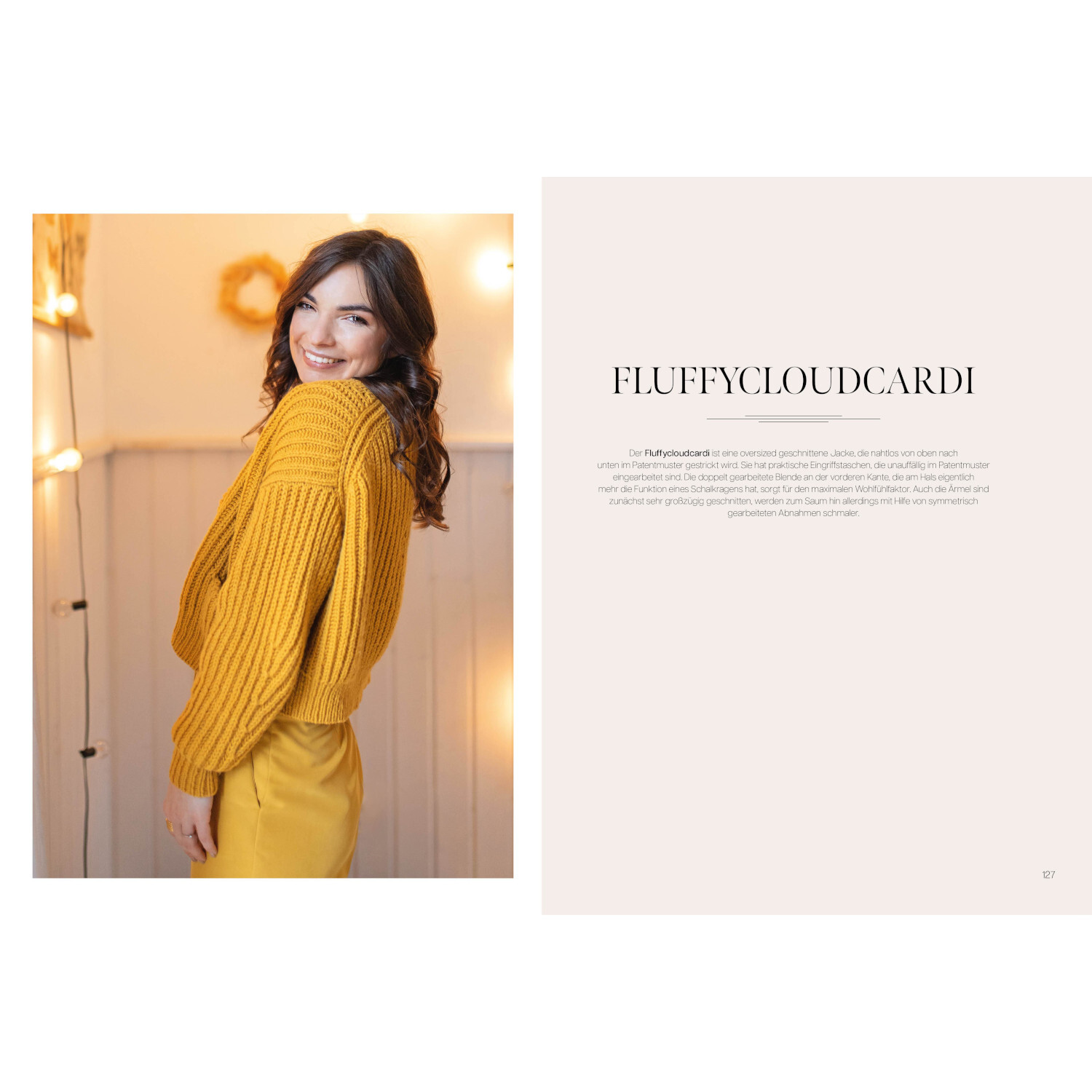 Fluffycloudcardi: Frau in senfgelbem Strickcardigan, lächelnd, vor hell beleuchtetem Hintergrund.