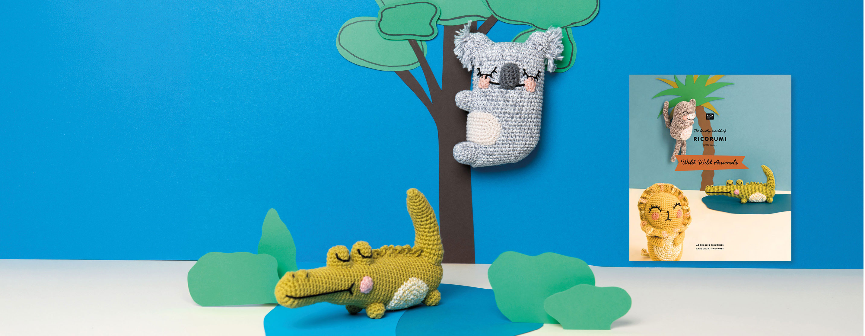Gehäkelter Koala und gehäkeltes Krokodil, daneben Ricorumi Anleitungsheft