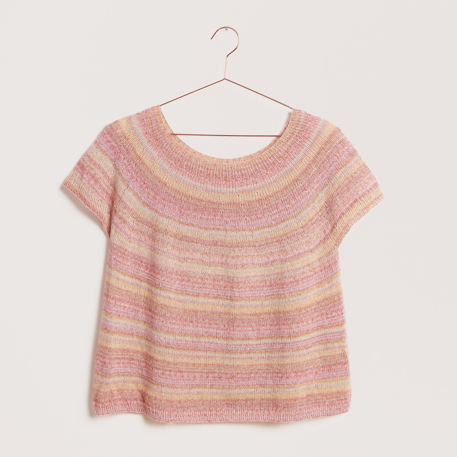 Strickset Shirt Modell 08 aus Die Neue Masche Nr. 9, pastellfarben, auf einem Kleiderbügel.