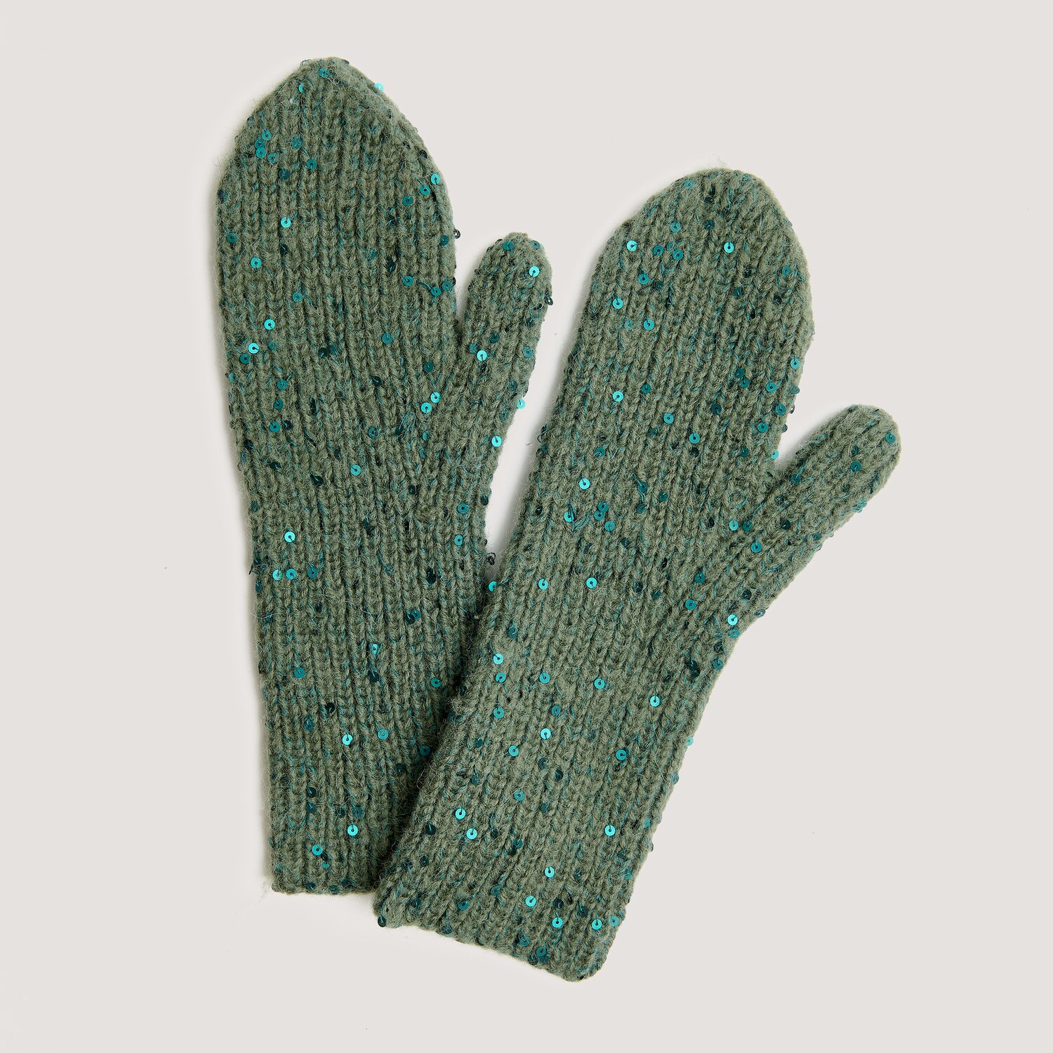 Luxury Merino Alpaca Dream aran, gestrickte Fäustlinge von Rico Design mit feinem Paillettengarn, strukturierte Oberfläche in gedecktem Grünton, liegend auf hellem Hintergrund