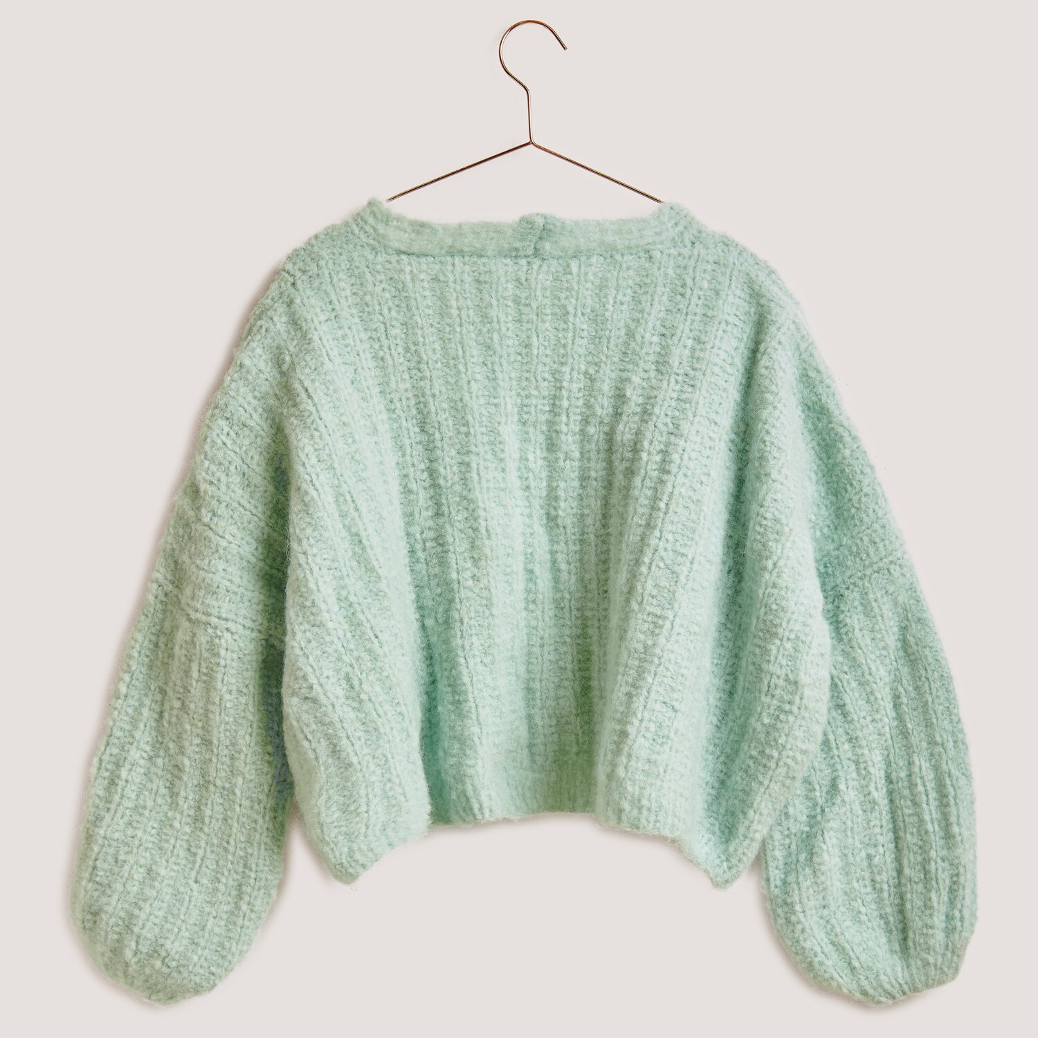 Fashion Alpaca Superfine Heavens Uni Pullover in sanftem Aquamarin, gestrickt aus weicher Wolle, präsentiert auf einem Kleiderbügel.