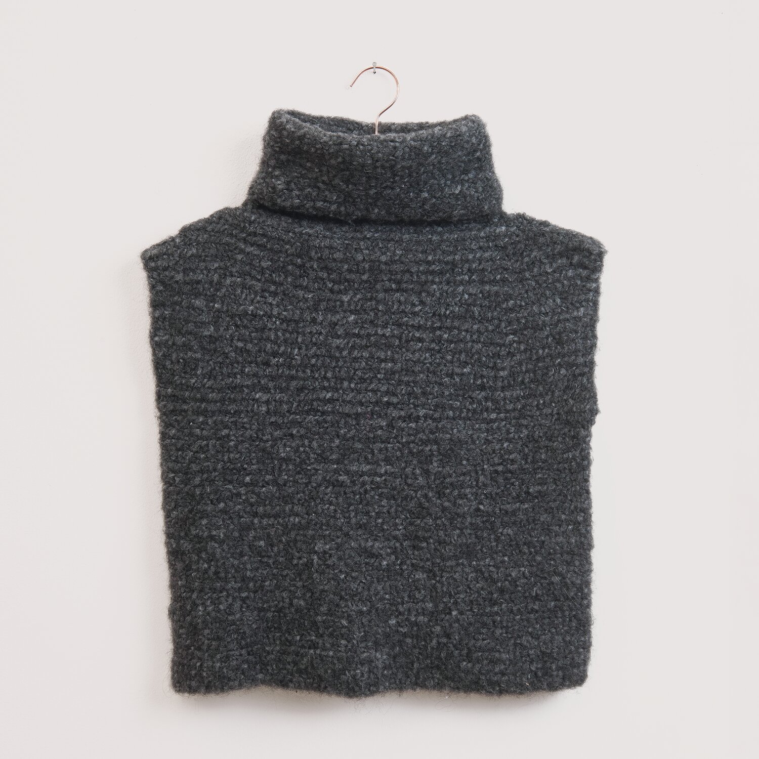 Häkelset Pullunder Modell 07 aus Die Neue Masche No. 16 Herbst, Wolle Rödel, ärmelloser grob gestrickter Pullunder mit hohem Rollkragen in dunklem Melangeton