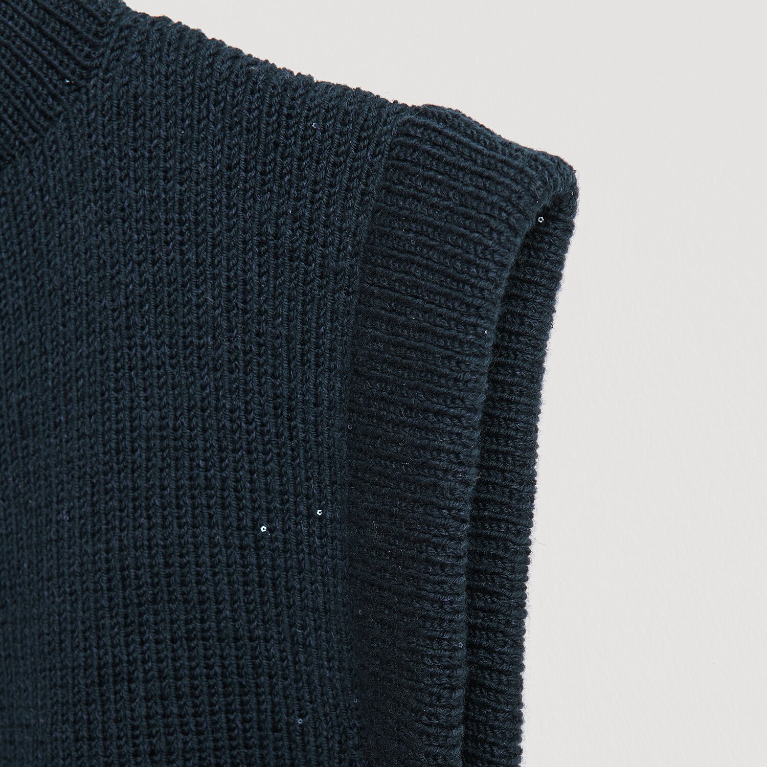 Essentials Merino dk Strickstoff in Marineblau, Nahaufnahme eines gestrickten Kleidungsstücks.