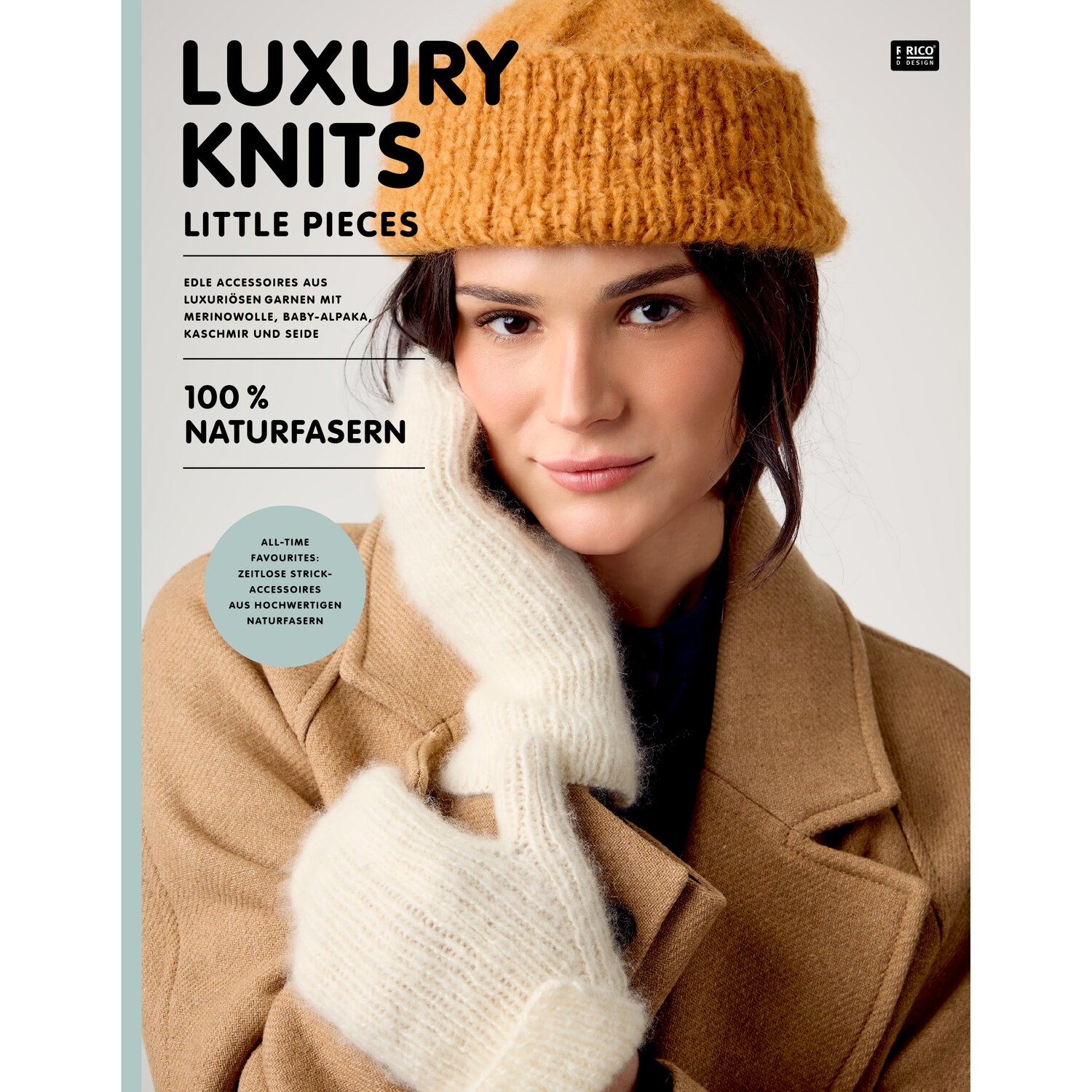 Luxury Knits - Little Pieces, Strickset mit weicher Mütze und Handschuhen aus Naturfasern von Rico Design, getragen zu klassischem Mantel