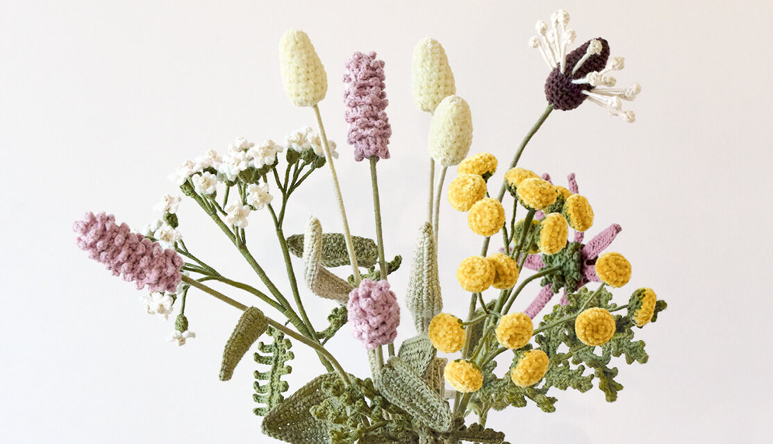 Material Ricorumi In the Meadow Wiesenknöterich, gehäkelter Blumenstrauß mit filigranen Blüten in Pastelltönen als dekoratives DIY-Projekt