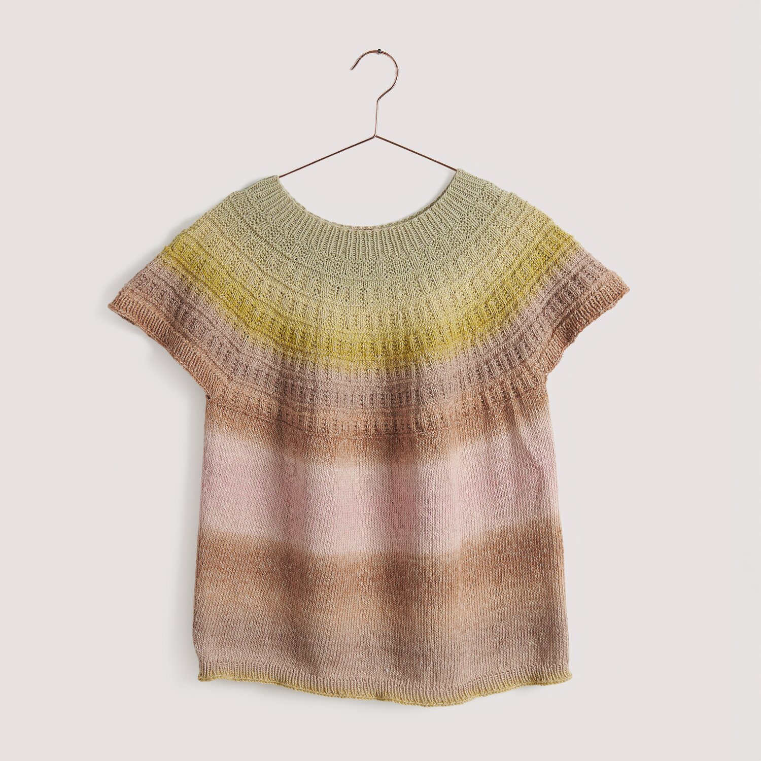 Gestricktes Top-Down-Shirt in rosa Farbverlauf