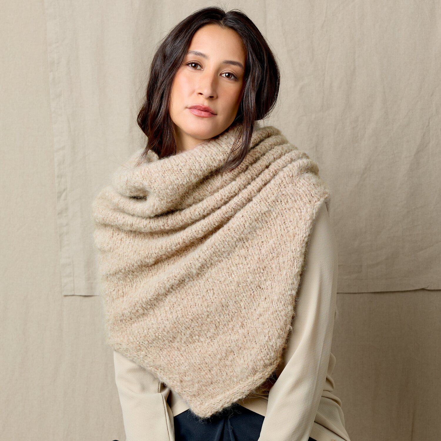 Strickset Mütze Modell 22 aus Luxury Knits Little Pieces, weiches dreieckiges Stricktuch in hellem Naturton, locker um Schultern einer Frau gelegt