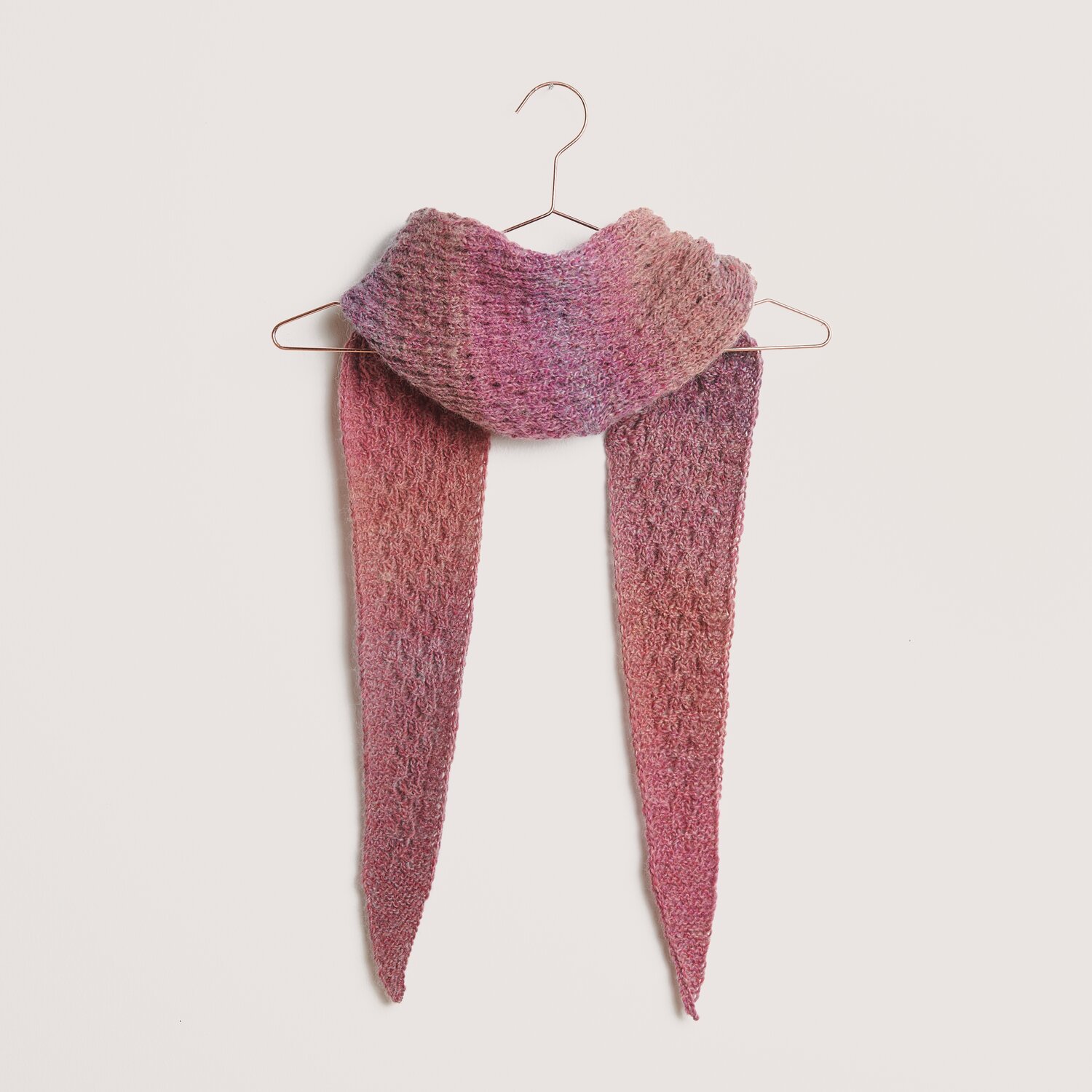 Gestricktes Dreieckstuch Gestricktes Dreieckstuch in Rottönen