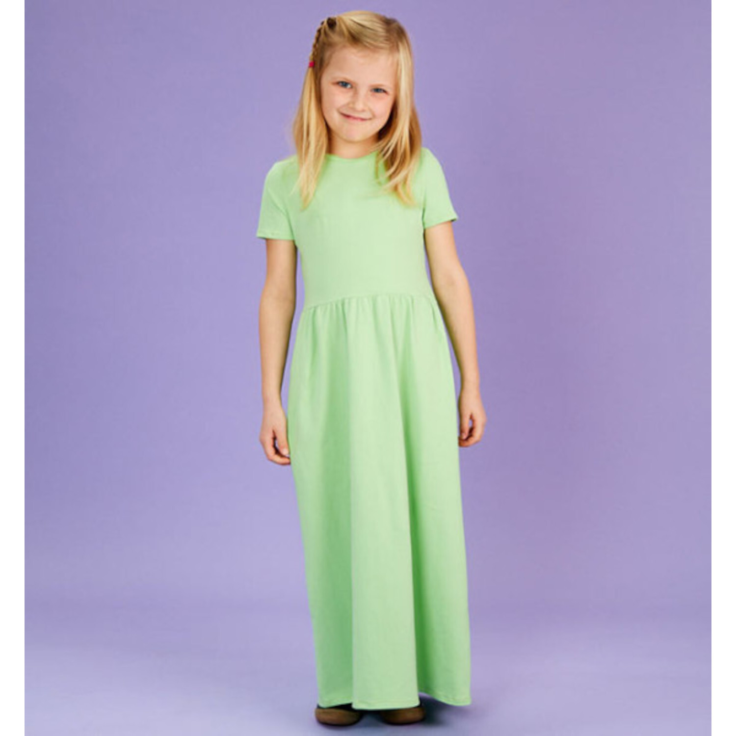 Der Jersey Kleiderbaukasten für Kids: Mädchen in langem, mintgrünem Kleid vor lila Hintergrund.