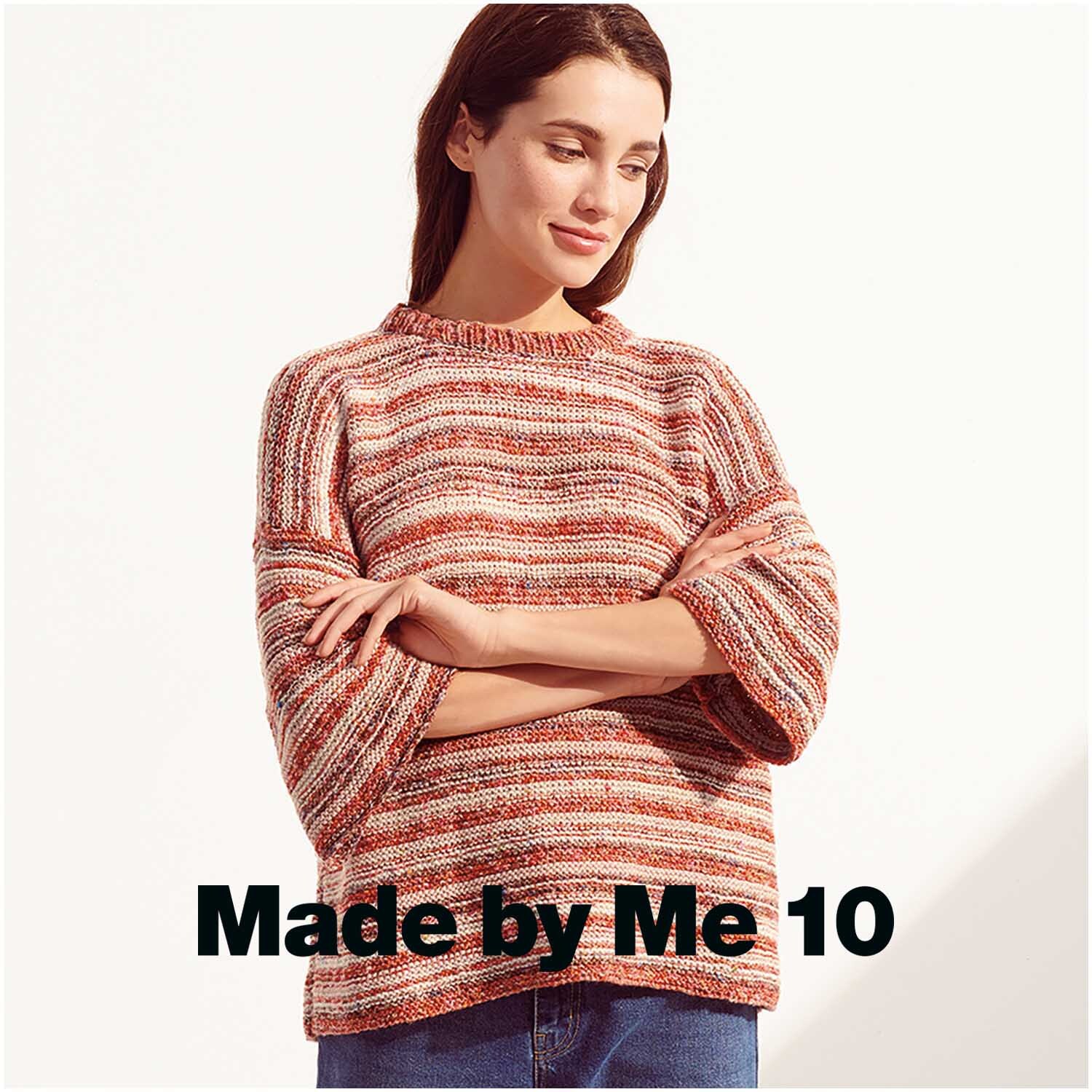 Creative Lazy Hazy Summer Cotton dk: Frau trägt gestreiften Pullover in Bordeaux von Rico Design, lässig und bequem.