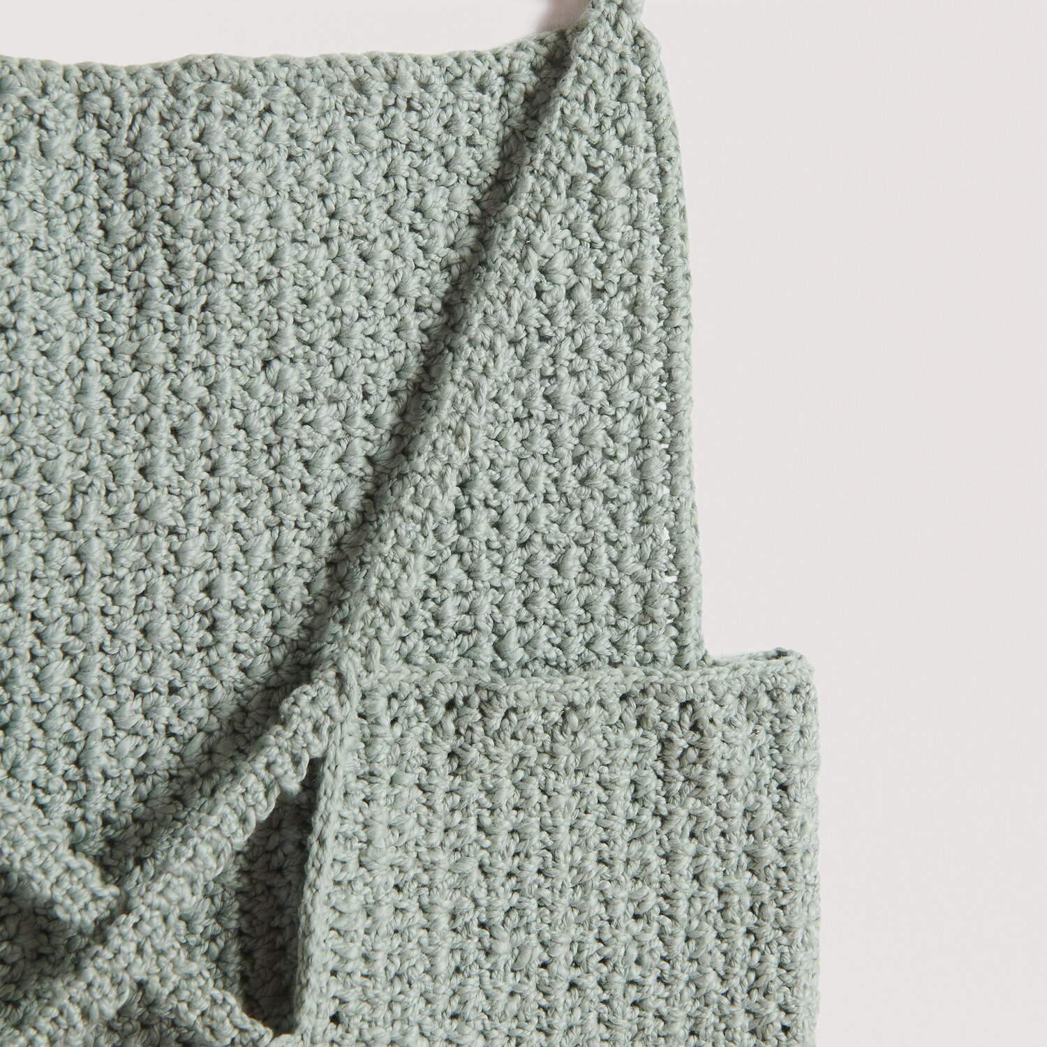 Essentials Super Cotton dk, gestricktes Muster in Salbei. Ideal für Frühjahr-Sommer-Projekte.