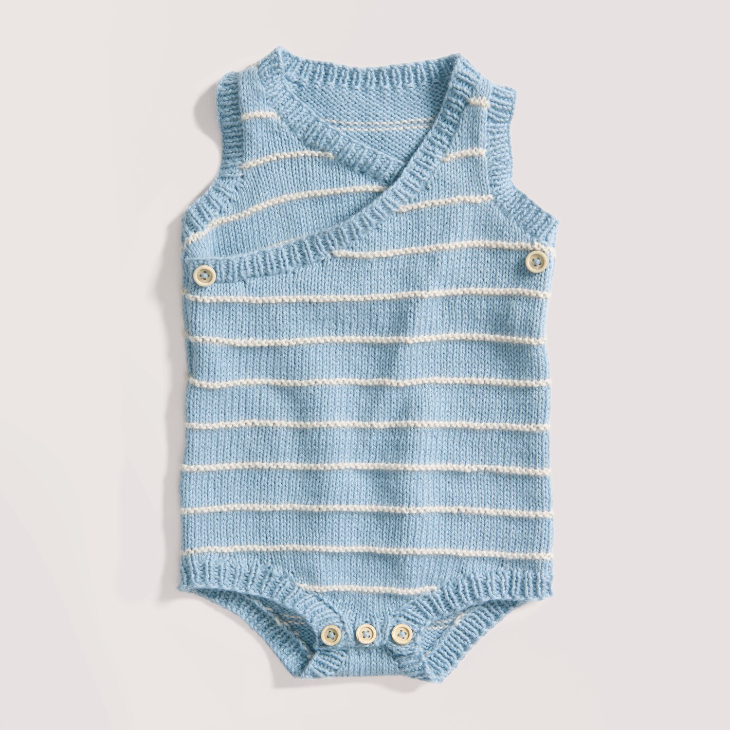 Rico Baby 043: Strampler aus weichem, taubenblauem Baumwoll-Kaschmir-Mix mit Knöpfen.