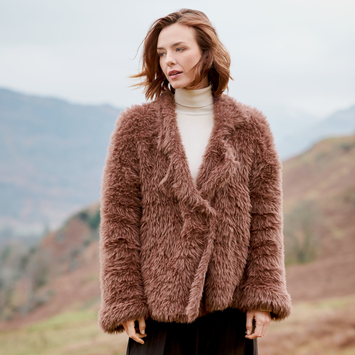 Strickset Jacke Modell 31 aus Lovewool No. 23, locker geschnittene, flauschige Kunstfelljacke in warmem Braunton, offen getragen, ideal für herbstliche Spaziergänge