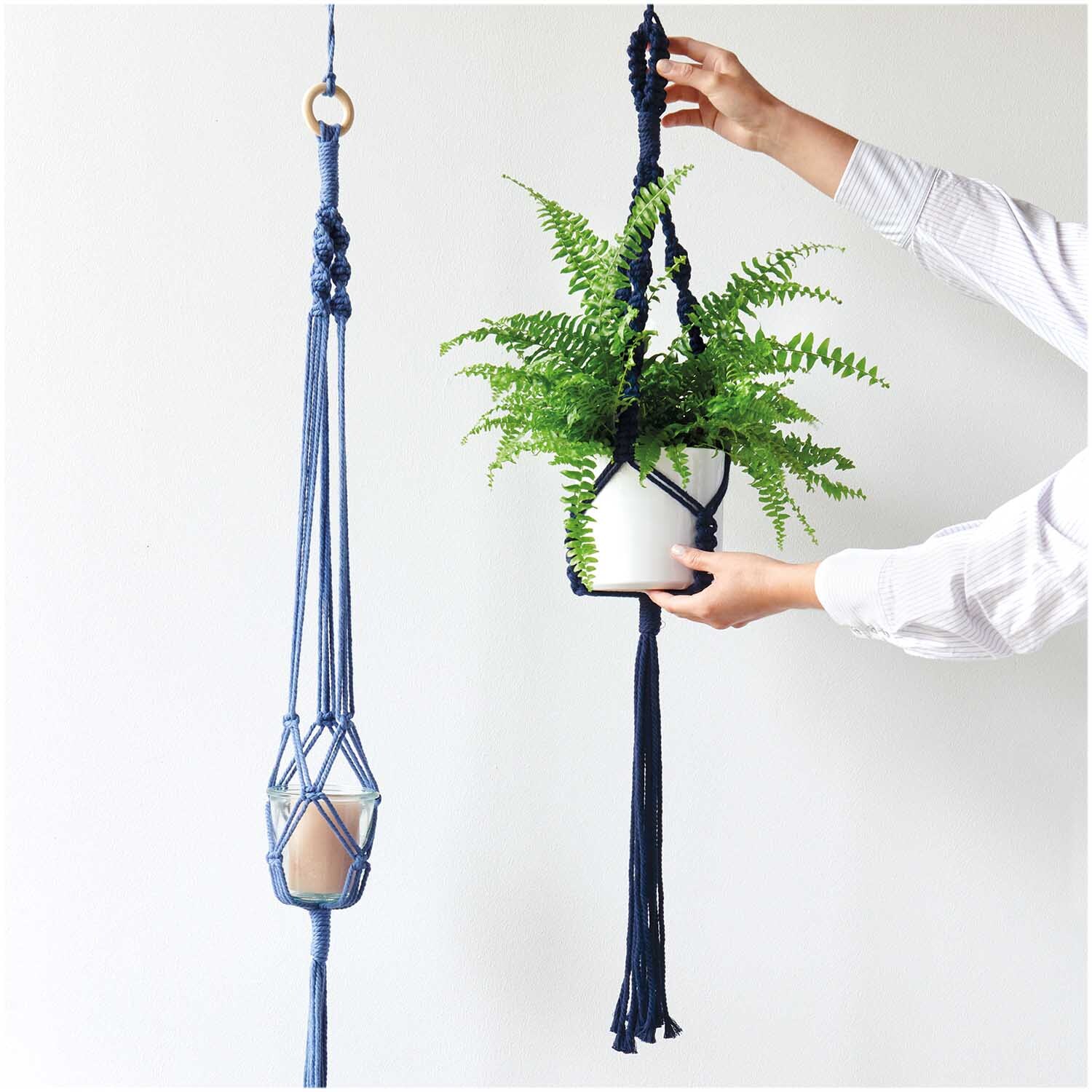 Creative Cotton Cord Makramee-Garn: Zwei marineblaue Makramee-Blumenampeln, eine mit Pflanze, von Rico Design.