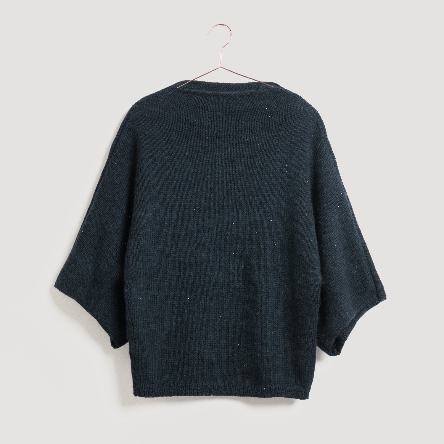 Dunkelblauer Pullover von Modell Legeware, präsentiert auf einem Kleiderbügel. Der Pullover hat einen lockeren Schnitt und ist ideal für kühle Tage. Perfekt für einen lässigen, stilvollen Look.