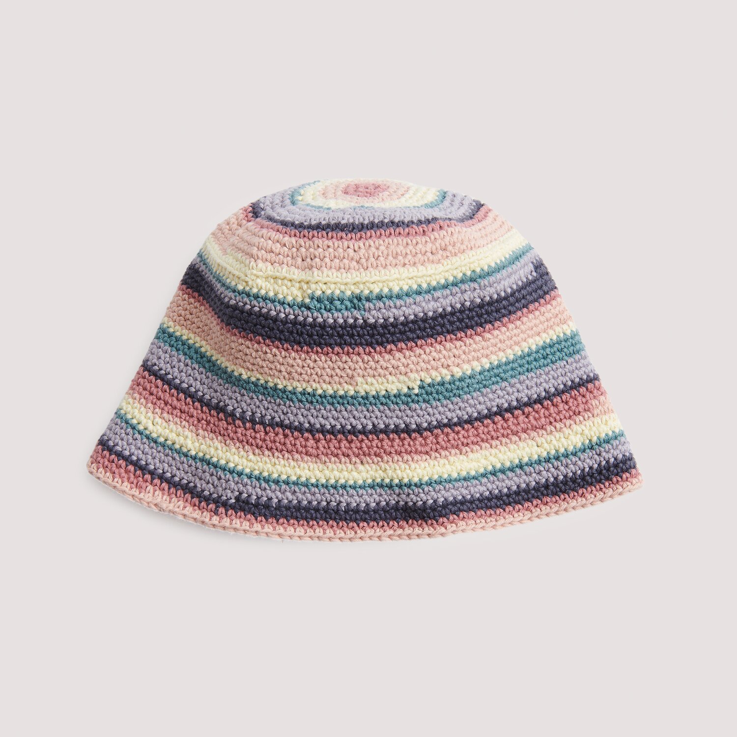 Häkelset Bucket Hat Modell 08, gestreift in Pastellfarben, aus Die Neue Masche No. 15. Ideal für kreative DIY-Projekte.