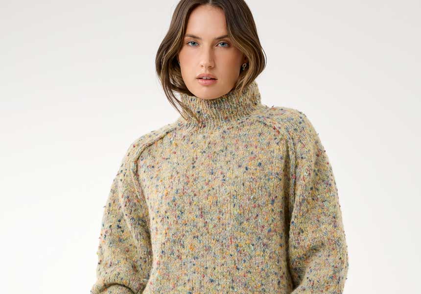 Frau trägt Strickpullover