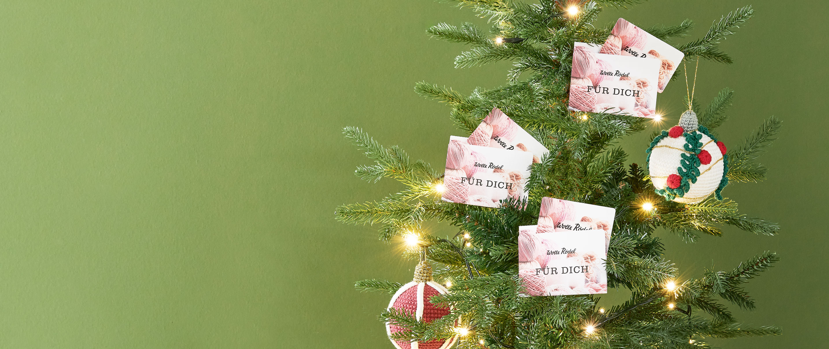 Tannenbaum mit 3 Geschenk-Karten und 2 gehäkelten Weihnachtskugeln