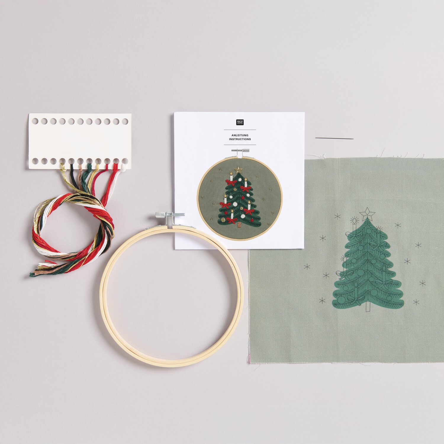 Stickpackung Weihnachtsbaum vorgezeichnet: Komplettset mit grünem Stoff, Garn und Stickrahmen. Ideal für festliche Handarbeiten. Ø15cm.
