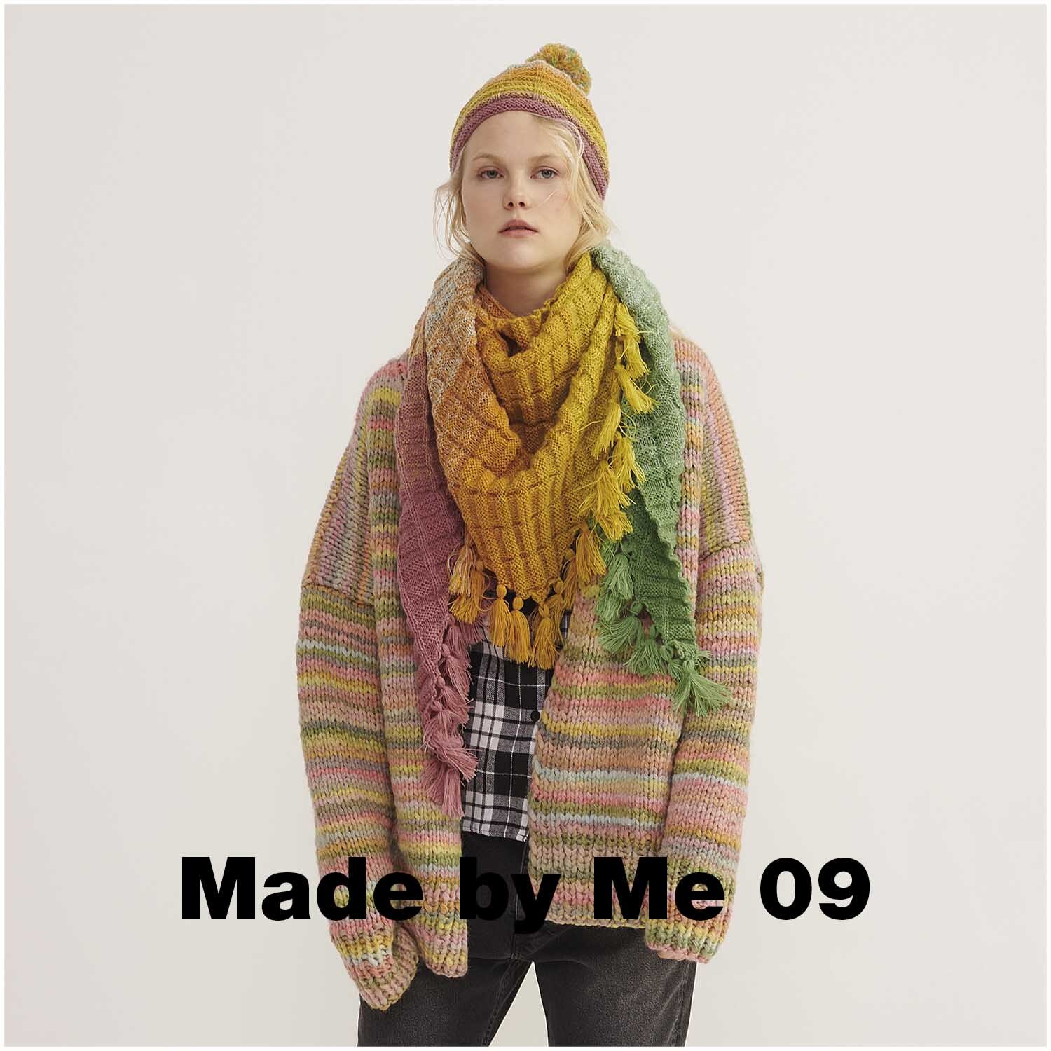 Creative Wool Dégradé Super6: Person trägt gestrickte Kleidung in Orange-Grün von Rico Design, bestehend aus Schal, Mütze und Pullover.