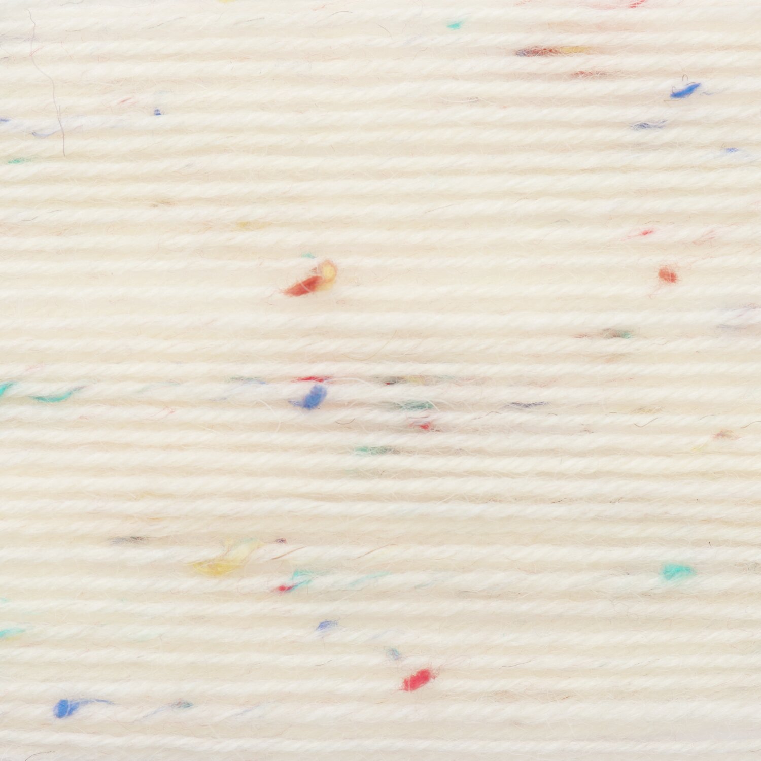 Superba Tweed 4-fädig Garn in Creme mit bunten Sprenkeln, 100g 375m, ideal für Strickprojekte.