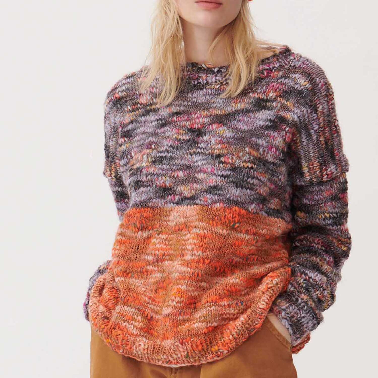 Creative Wooly Waves 50g 115m Farbe Anthrazit von Rico Design Creative Wooly Waves Pullover in Anthrazit und Orange von Rico Design, getragen von einer Frau.