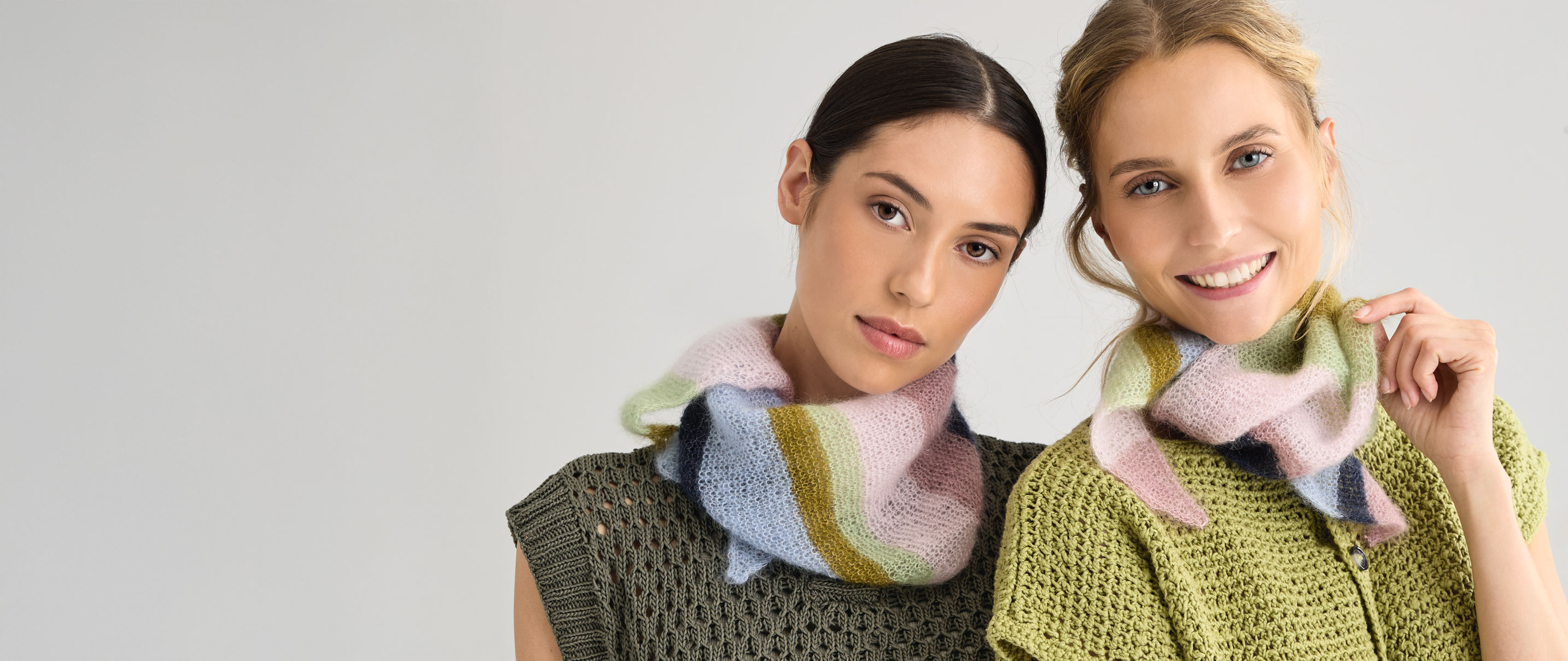 2 Frauen tragen das gleiche mehrfarbige Stricktuch