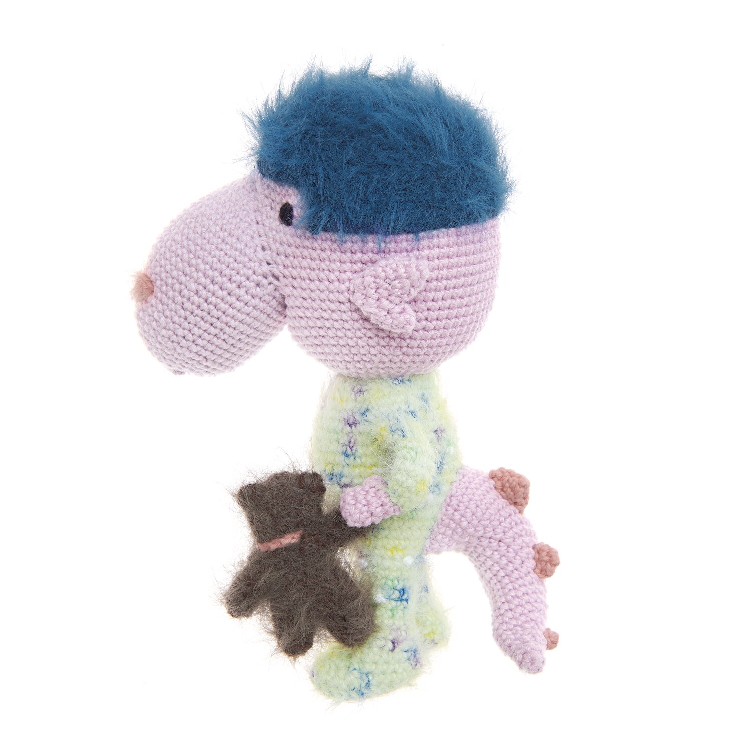 Ricorumi Marvellous Monsters Under My Bed, gehäkeltes Monster mit fliederfarbenem Kopf, nachtblauer Mähne und korallenfarbener Schnauze, hält braunes Kuscheltier
