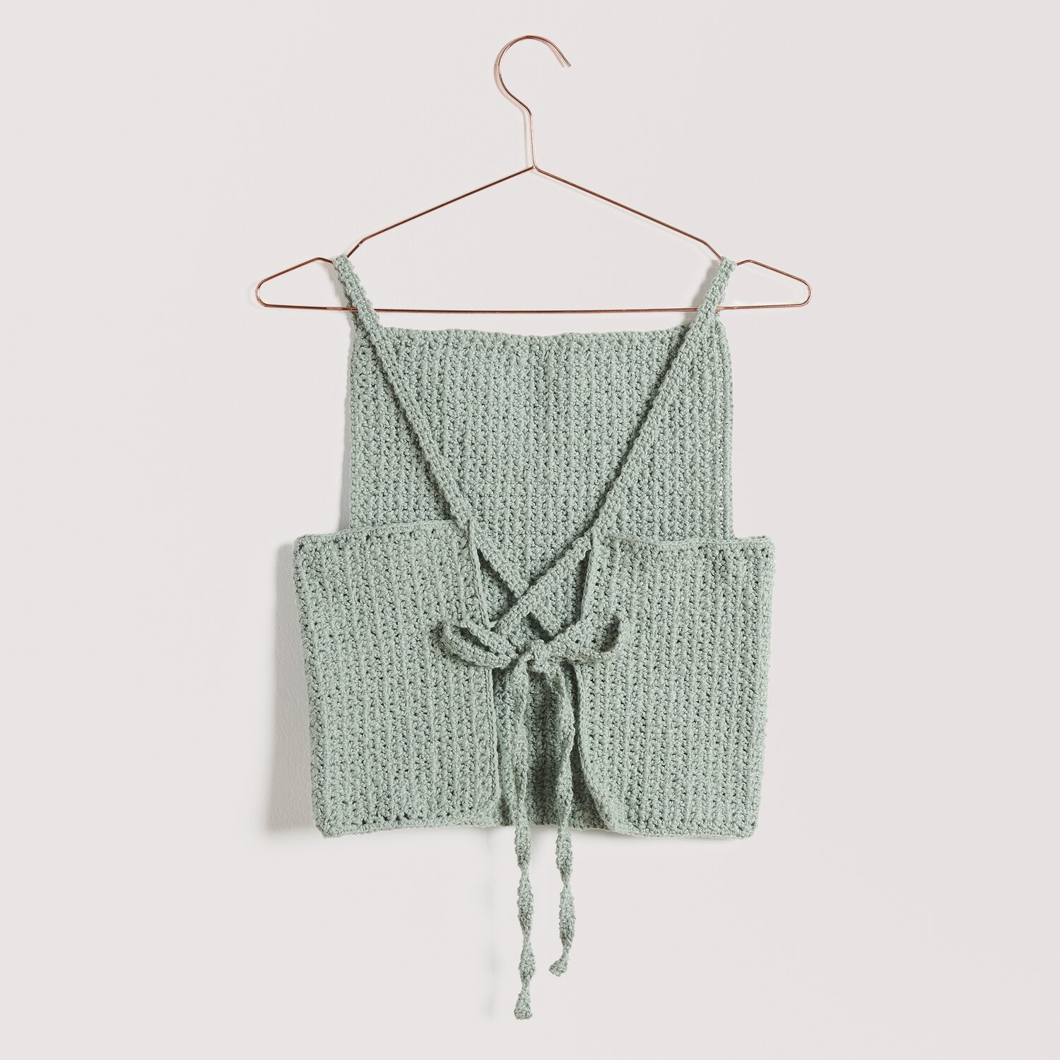 Essentials Super Cotton dk, gestricktes Top in Salbei, präsentiert auf einem Kleiderbügel. Ideal für Frühjahr-Sommer.