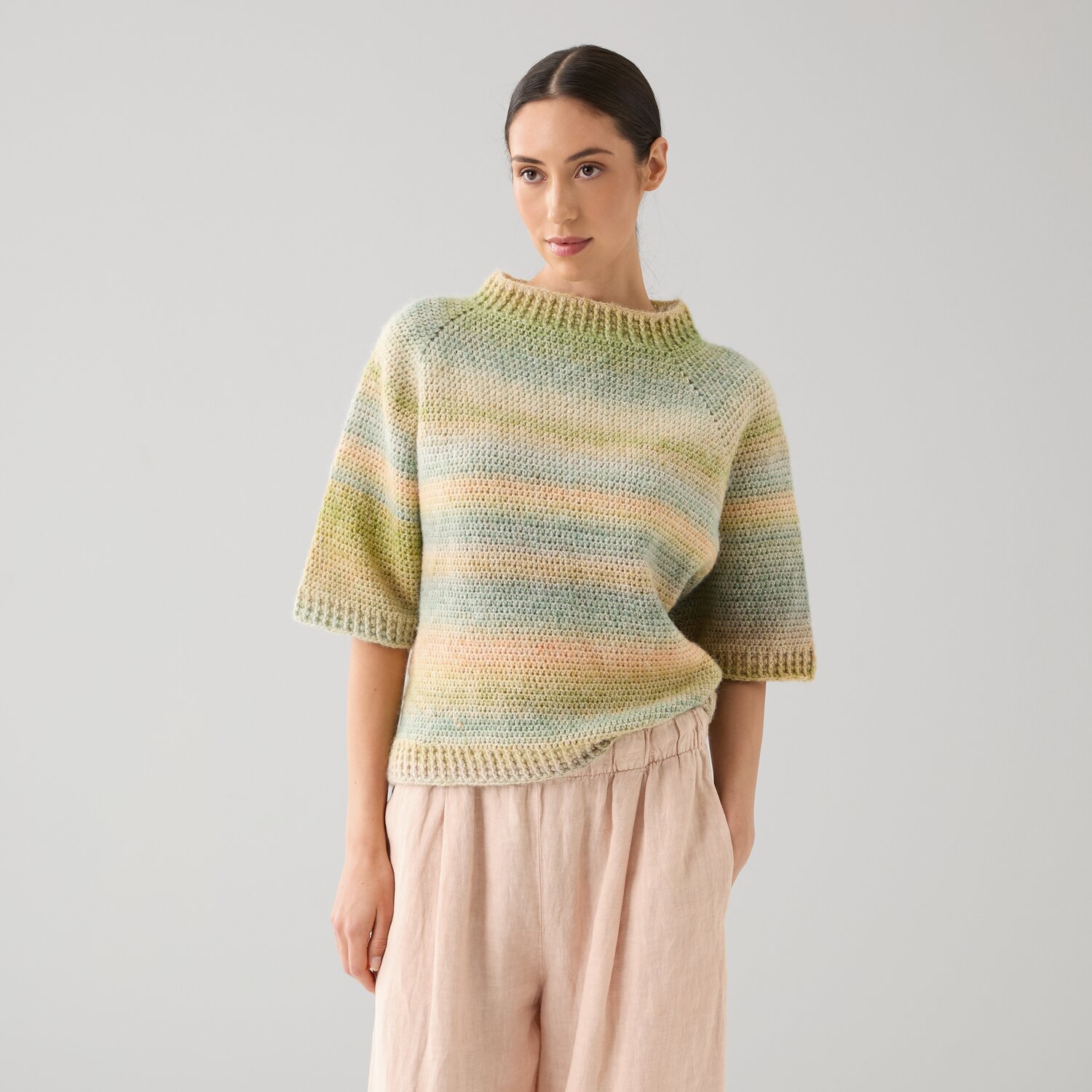 Häkelset Top-Down-Shirt Modell 14, pastellfarben, gestrickt, mit kurzen Ärmeln und Rundhalsausschnitt. Ideal für den Sommer.