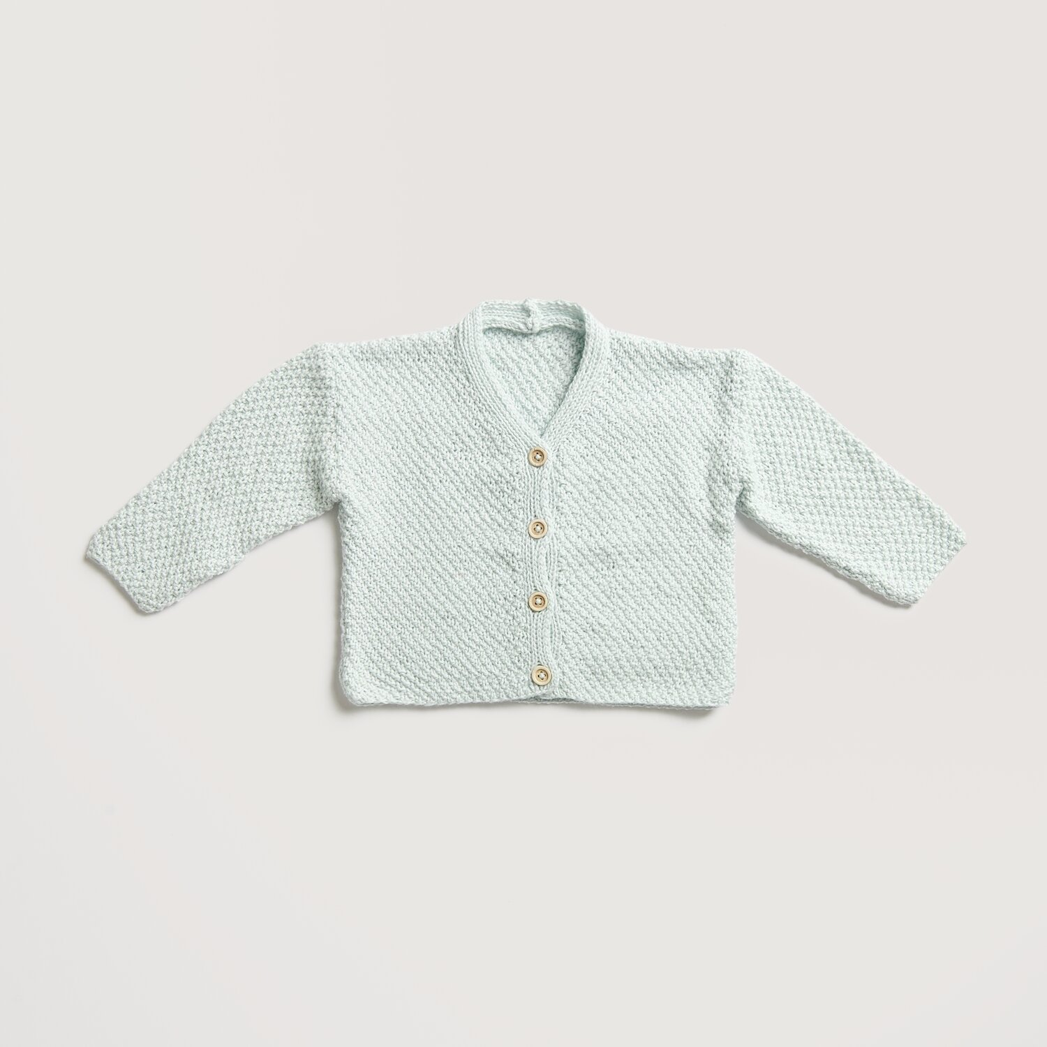 Baby Cozy Organic Cotton Cashmere: Hellblaue Strickjacke mit Knöpfen, ideal für Babys. Weiches Material, perfekt für empfindliche Haut.