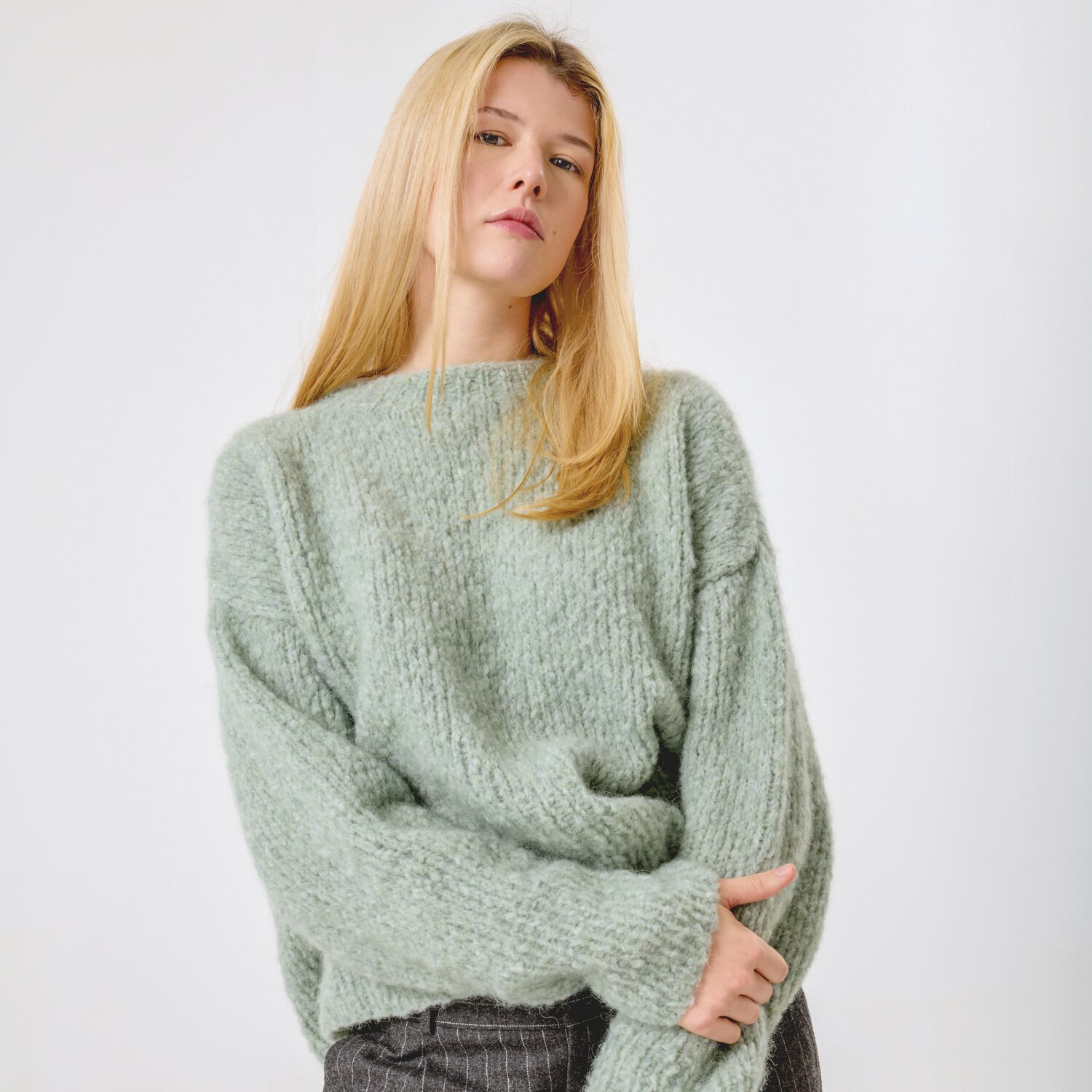 Strickset Pullover Modell 11 aus Made by Me No. 21: Weicher, hellgrüner Pullover aus flauschigem Strickmaterial, ideal für kühle Tage.