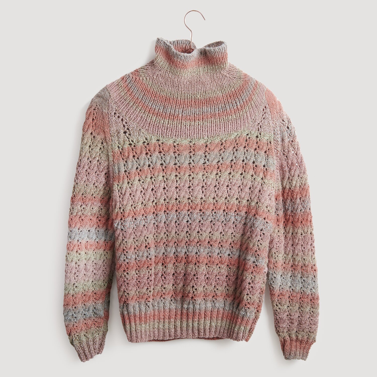 Creative Melange Alpaca Wonderball dk Pullover in Pastelltönen mit Zopfmuster und Rollkragen.
