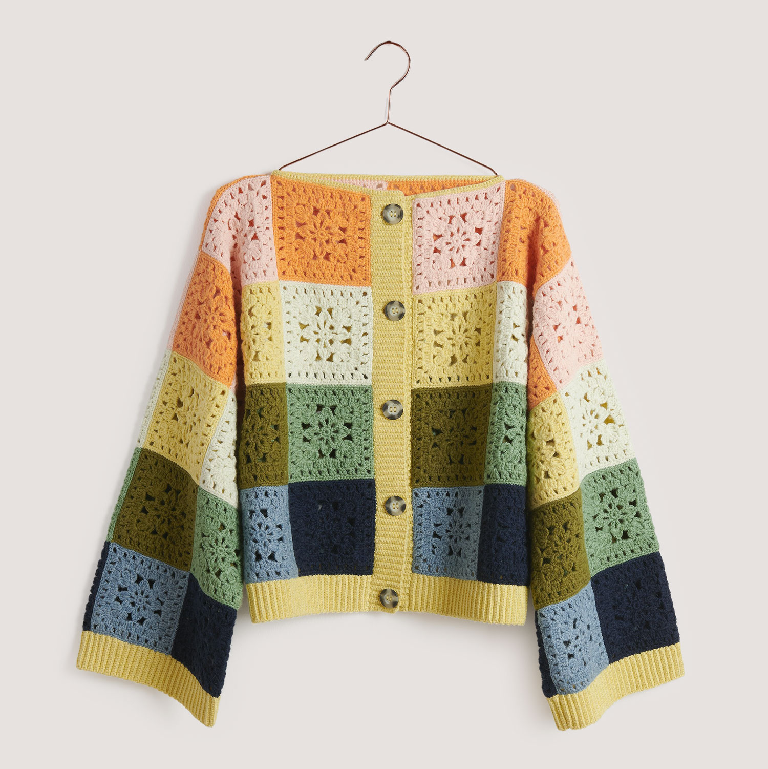 Gestrickte Jacke mit Knöpfen undmit farbigen Quadraten 