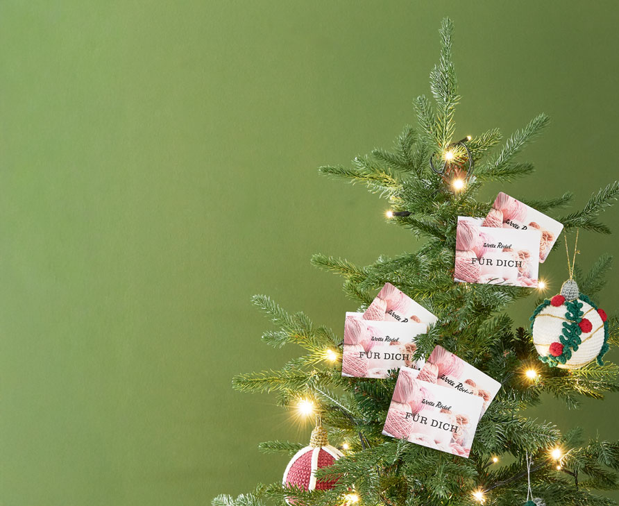 Tannenbaum mit 3 Geschenk-Karten und 2 gehäkelten Weihnachtskugeln