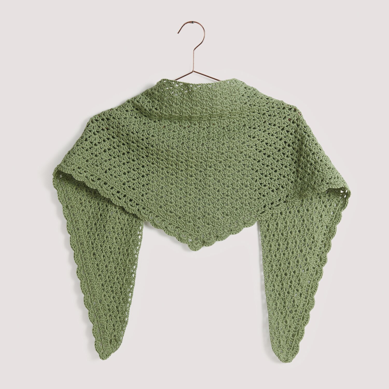 Gehäkeltes Dreieckstuch in grün auf Bügel