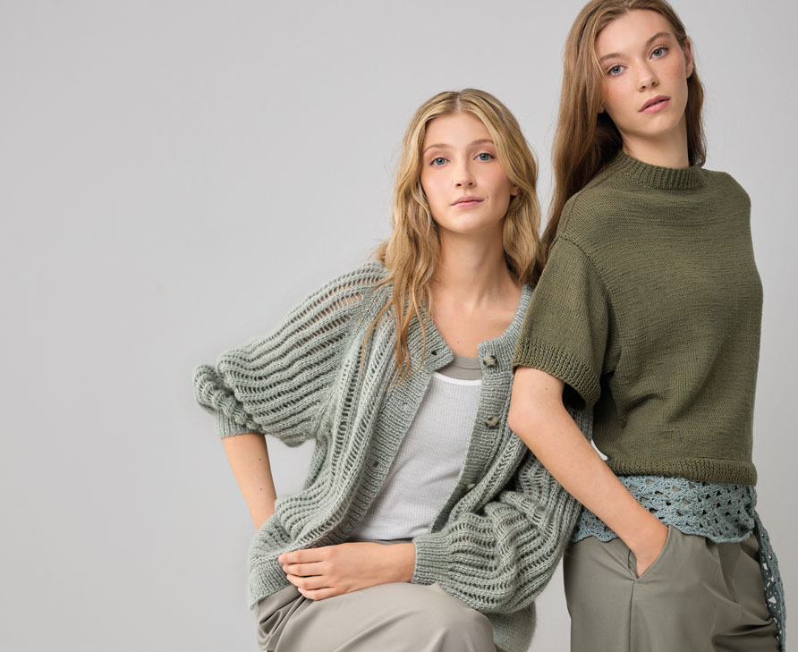 2 Frauen tragen eine Strickjacke und einen Strickpullover