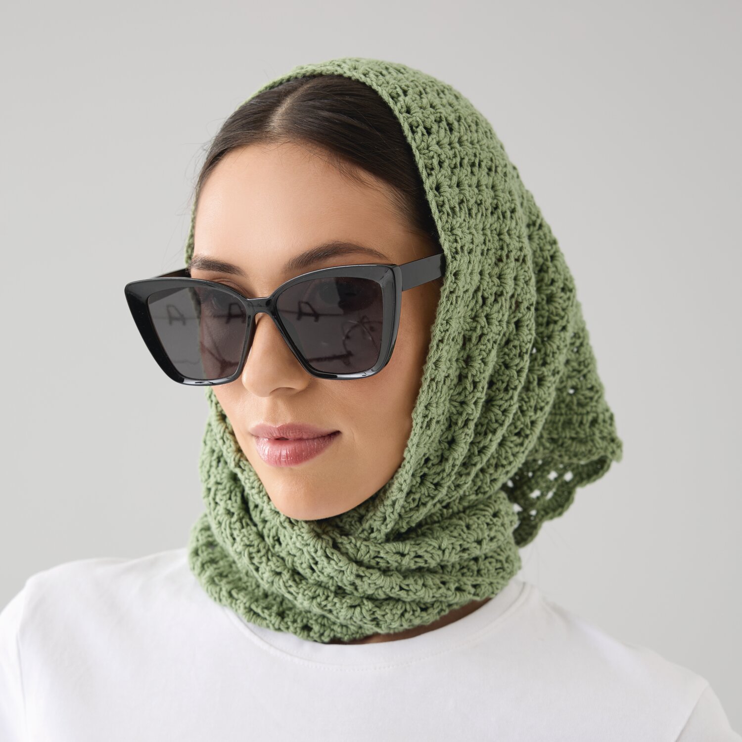 Häkelset Dreieckstuch Modell 02 B, grün, elegant getragen mit schwarzer Sonnenbrille.
