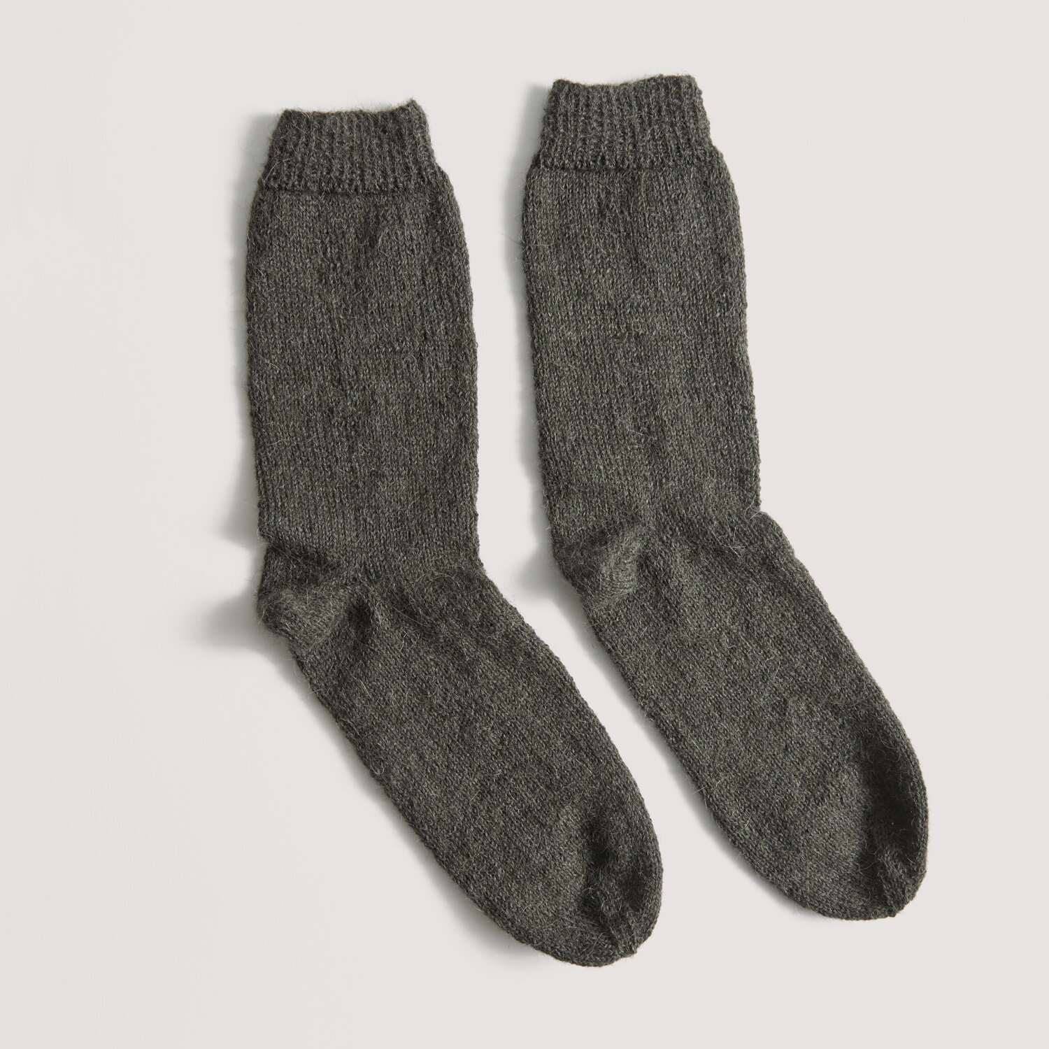 Strickset Socken Modell 19 aus Made by Me Men No. 3 in Anthrazit, gestrickt aus Luxury Merino Supercash dk.