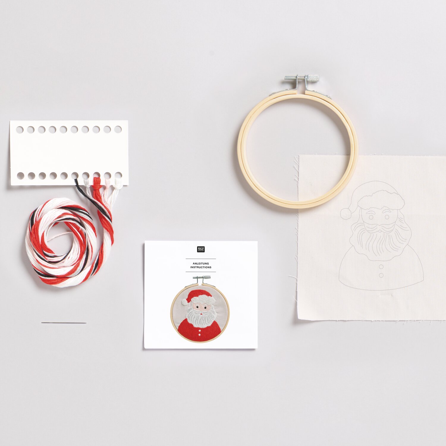 Stickpackung Santa vorgezeichnet: Komplettes Set mit Stickrahmen, Garn in Rot und Weiß, und Vorlage. Ideal für kreative Weihnachtsprojekte. Ø10cm.