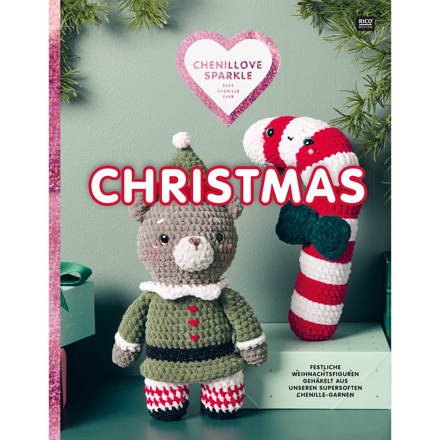 Chenillove Christmas Häkelset Weihnachtsbaum Modell 4 zeigt gehäkelte Figuren in festlichen Farben vor einem dekorativen Hintergrund.