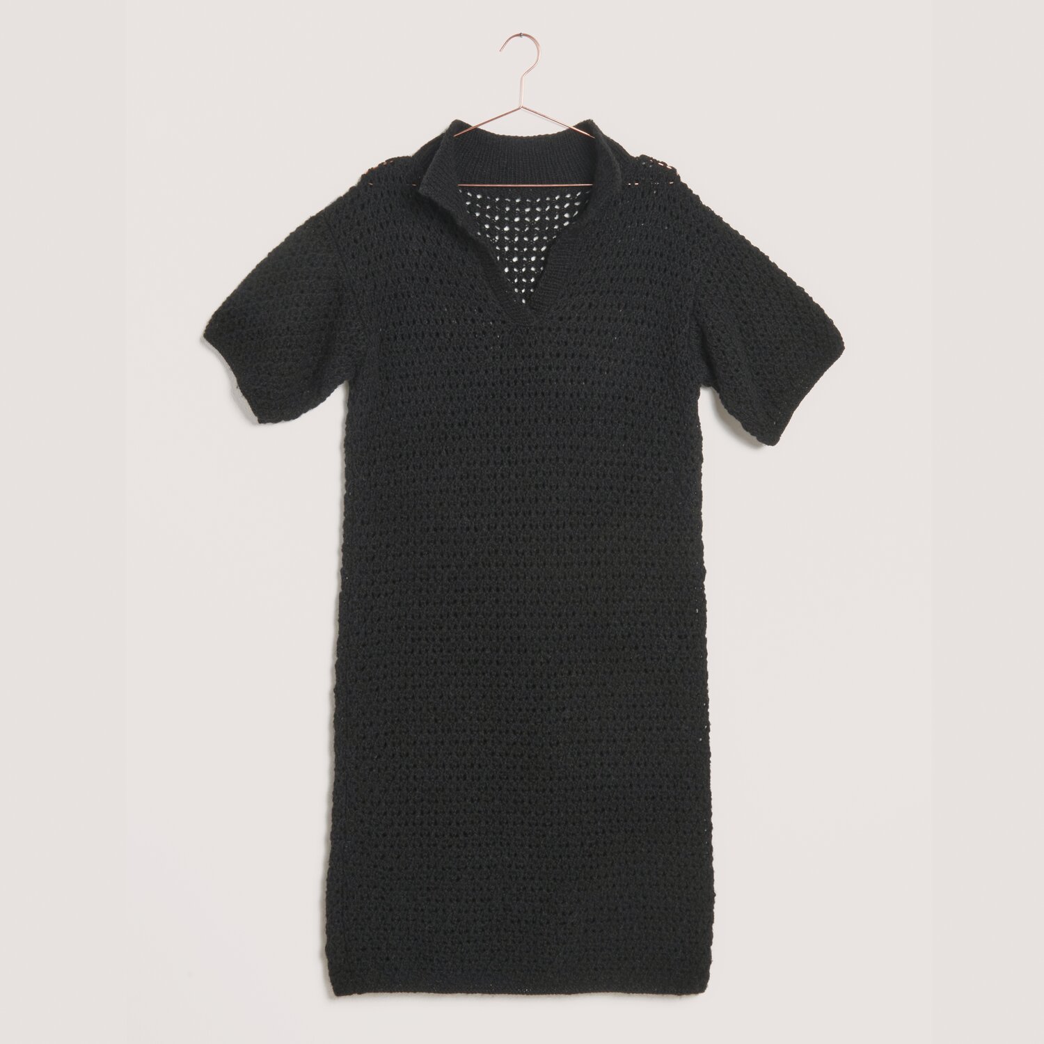 Made by Me No. 22 Frühjahr-Sommer: Schwarzes, gestricktes Kleid aus Creative Cotton Fleece dk von Rico Design, kurzärmelig und elegant.