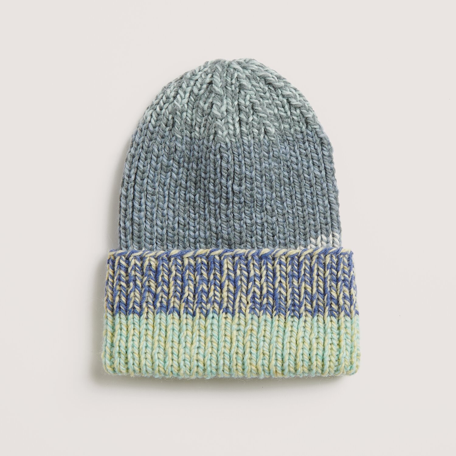 Die Neue Masche No. 14 Winter von idee. Creativmarkt Meadows Mütze in Blau- und Grüntönen, gestrickt mit dicker Wolle, ideal für kalte Tage.