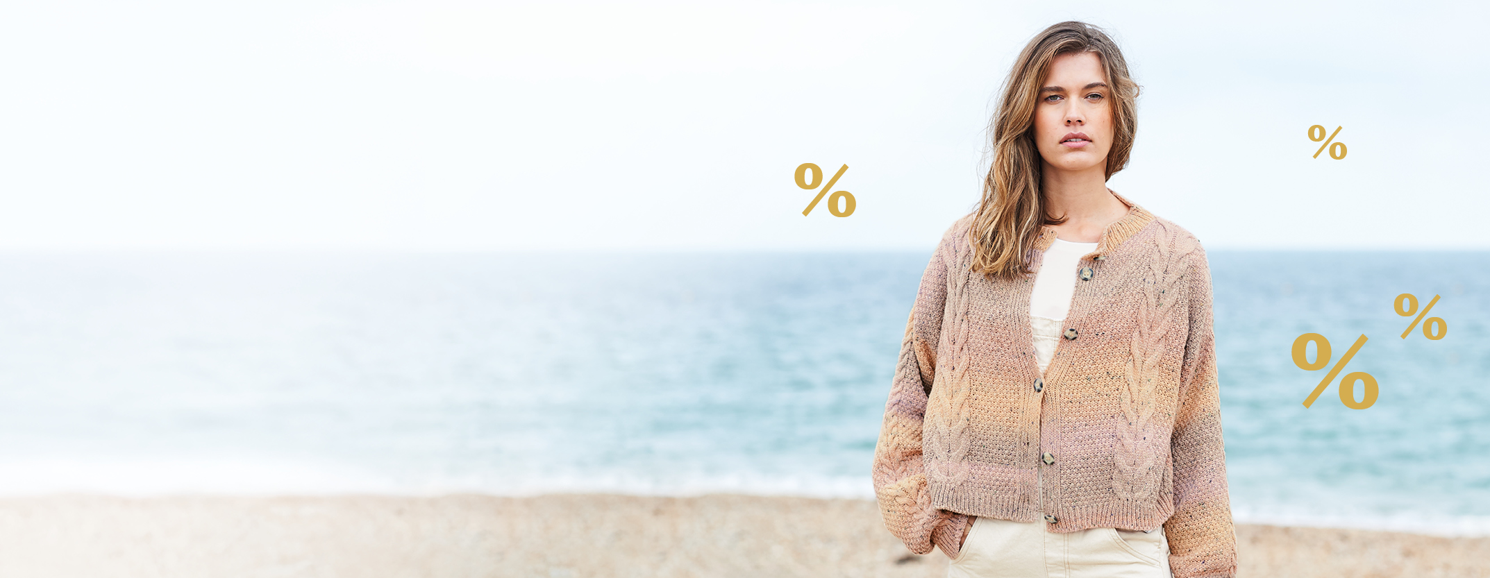 Frau trägt beigefarbene Strickjacke, im Hintergrund goldene %-Zeichen